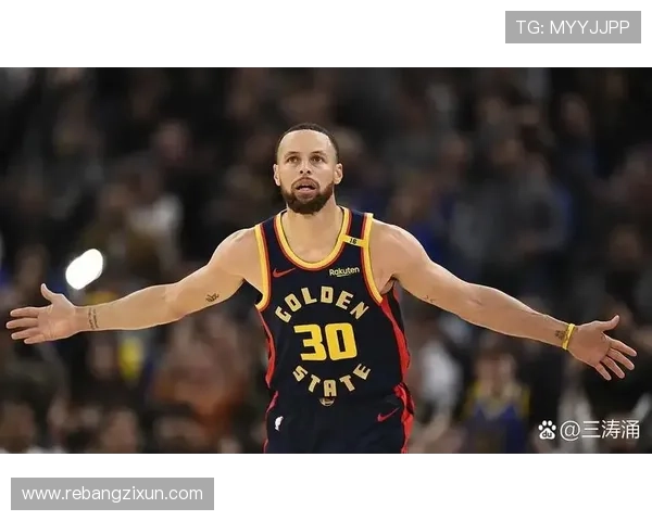 库里关键时刻冷静出手三分命中助球队逆转局势